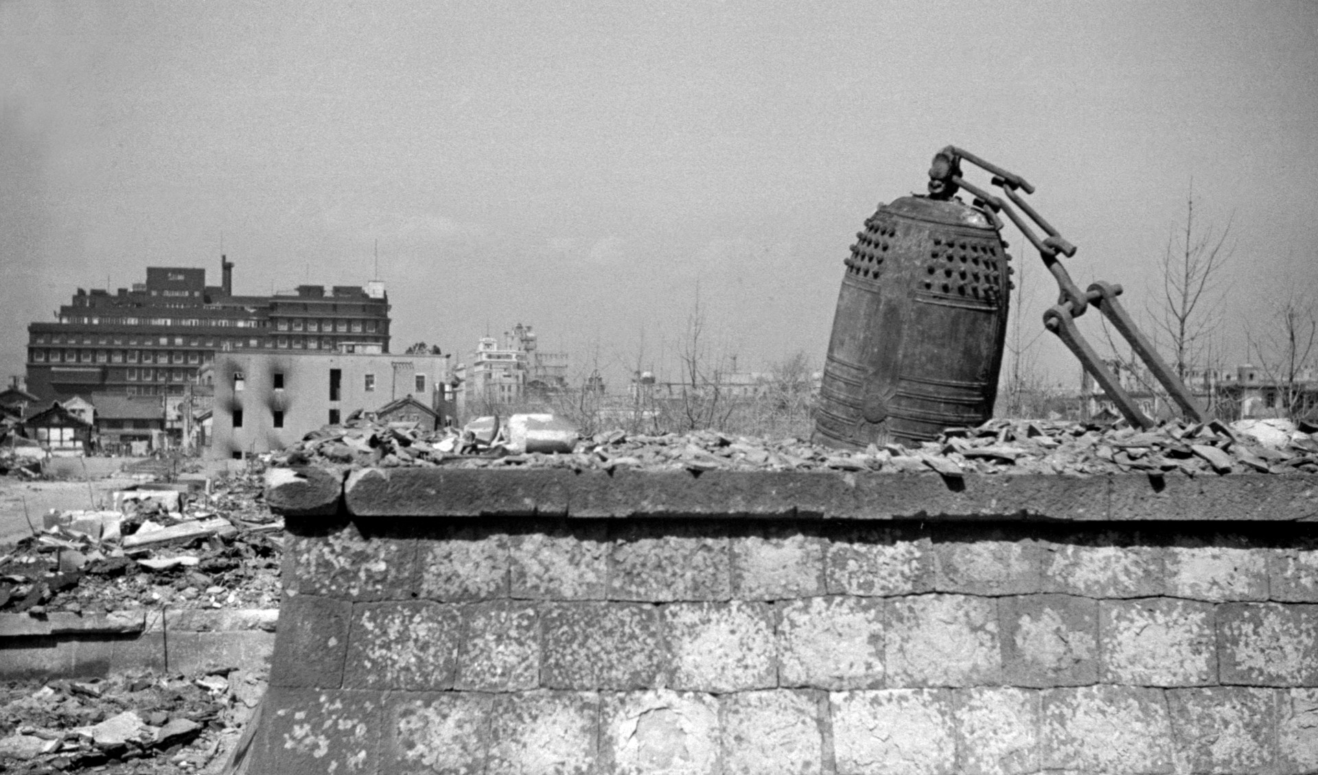 鐘楼も焼け落ちポツンと残る梵鐘